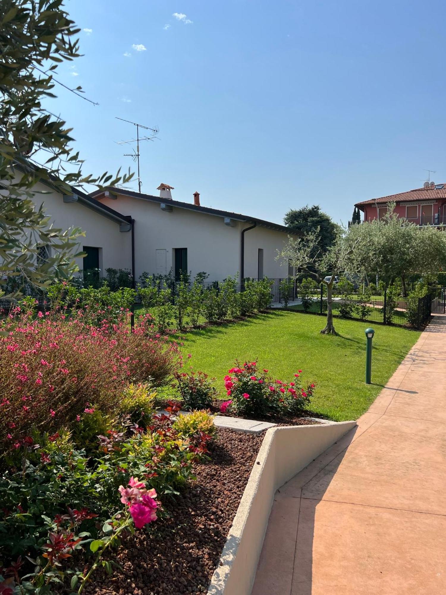 Residence Fiore Rosso Сирмионе Экстерьер фото